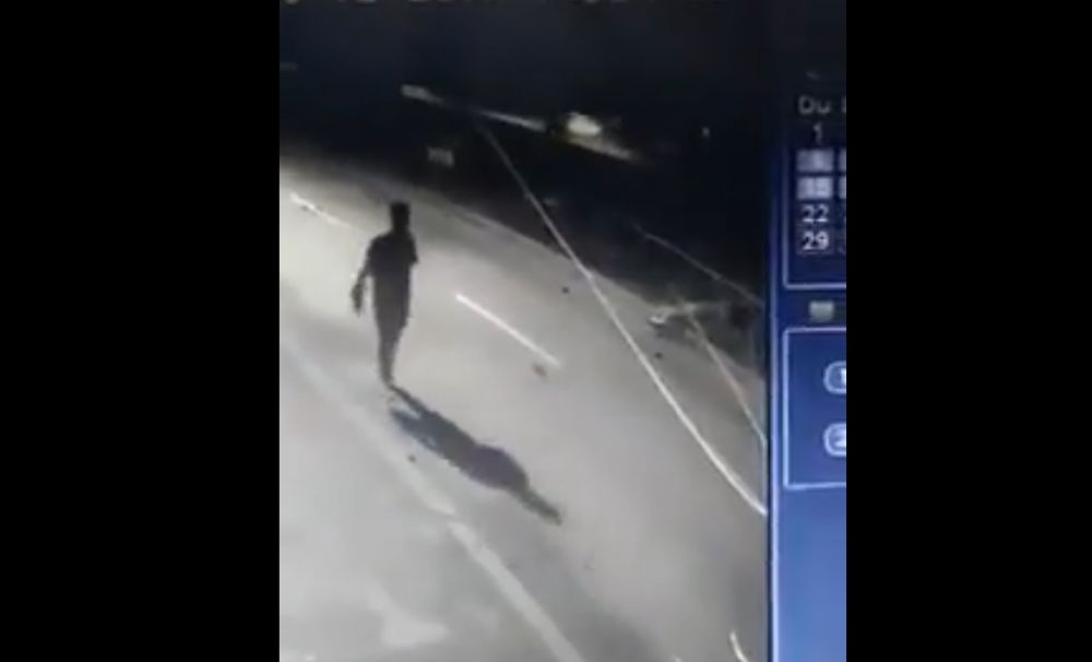 Imagini spectaculoase pe o stradă din Craiova. Uite ce face după ce se răstoarnă cu bolidul!