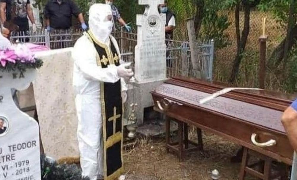 Imagini tragico-comice într-o comună din Olt! Un preot  şi-a pus patrafirul pentru costumul de protecţie