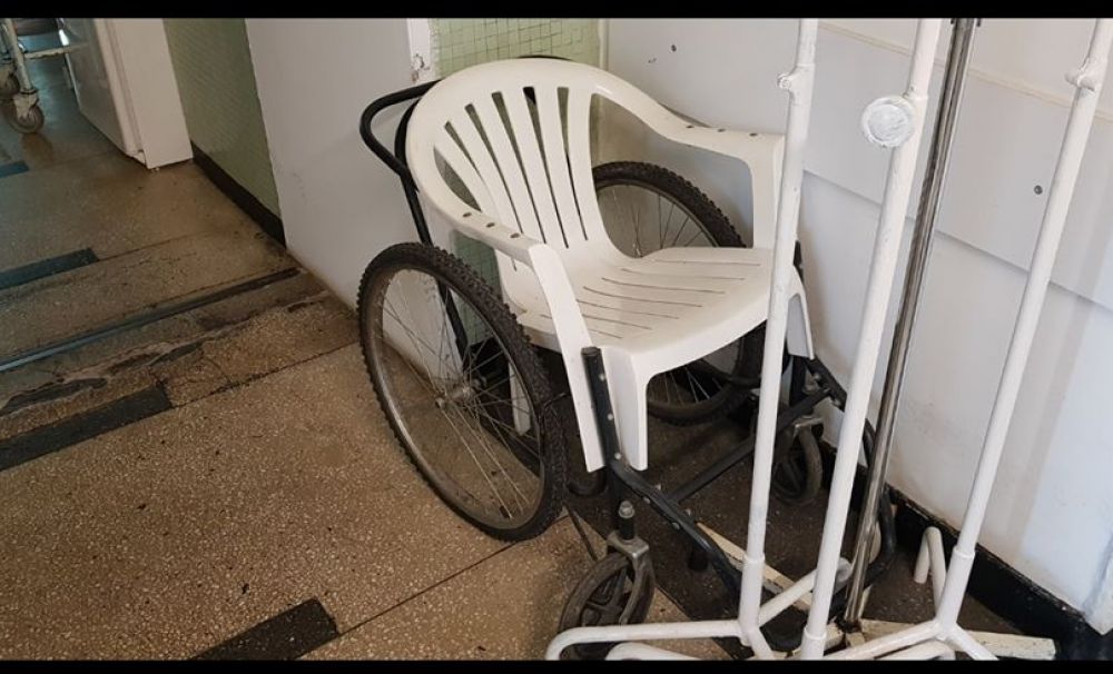 Improvizaţie! Un scaun din plastic a înlocuit căruciorul pentru transportul pacienţilor