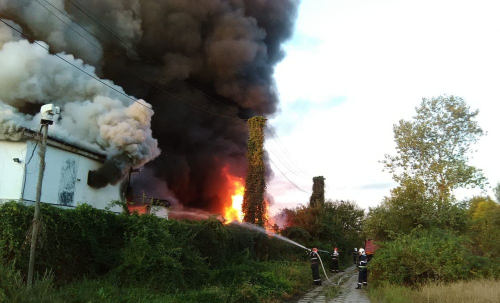 Incendiu de proporţii lângă Craiova!  18 pompieri intervin să stingă focul ce a distrus o hală cu electrocasnice