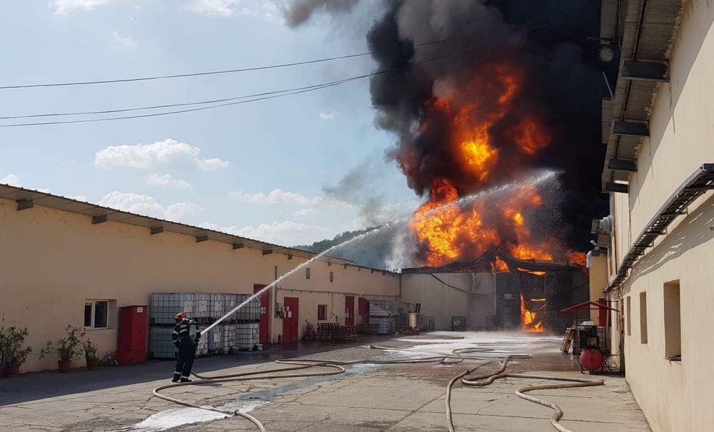 Incendiu puternic la o fabrică de vopsele din Mihăești-Vâlcea
