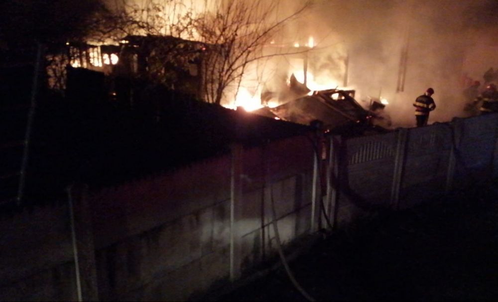 Incendiu violent în Craiova! O vopsitorie auto şi două maşini, distruse de flăcări