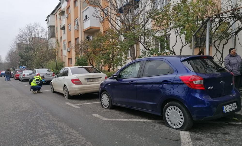 Incredibil! 25 de maşini dintr-un cartier din Craiova, cu cauciucurile tăiate