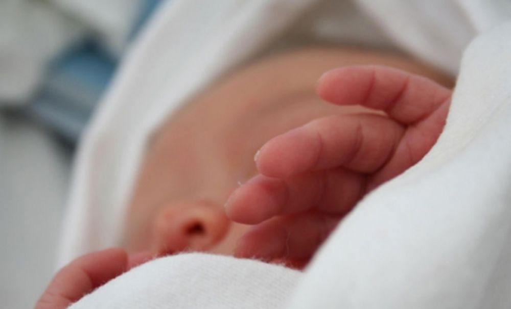 Incredibil! Bebeluş abandonat într-o casă părăsită din Olt