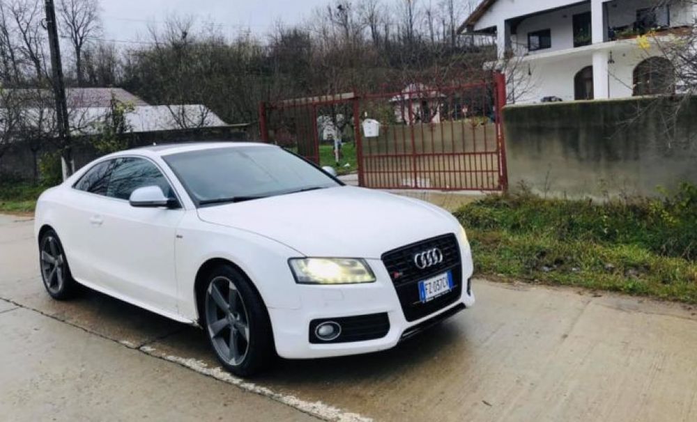 Incredibil!  I-au furat maşina din curtea casei