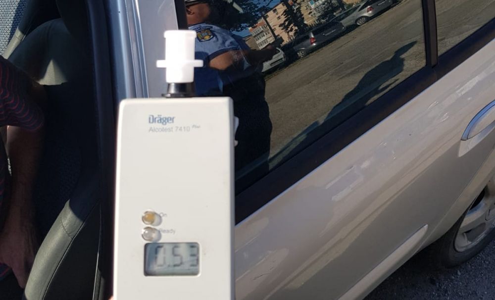 INCREDIBIL! instructor auto, beat la volan, în timp ce învăţa elevii să conducă