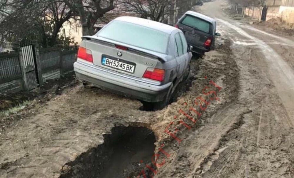 Incredibil! S-a întâmplat într-o comună din Dolj!  Maşini înghiţite de nămol, din cauza unor lucrări de canalizare