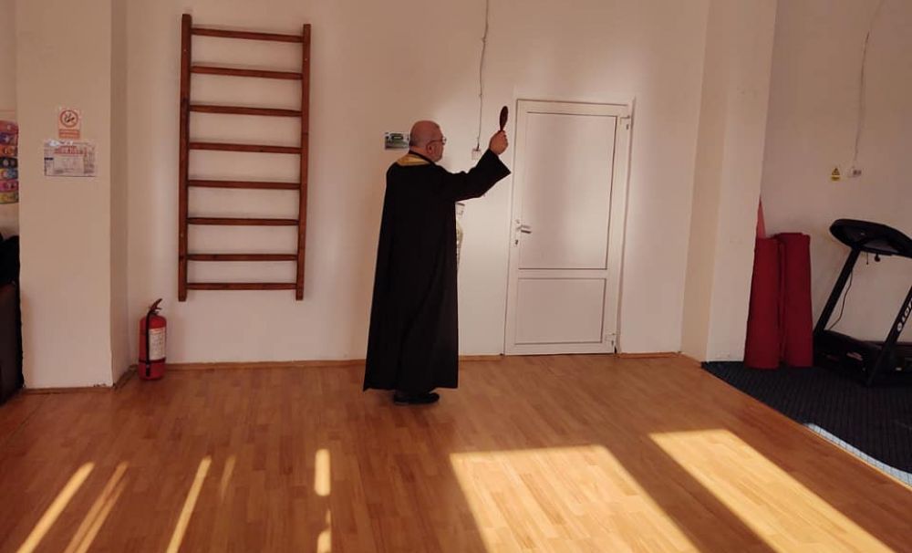 Inedit!  Ce mai sfiinţesc preoţii din Caracal?! O ....sală de fitness