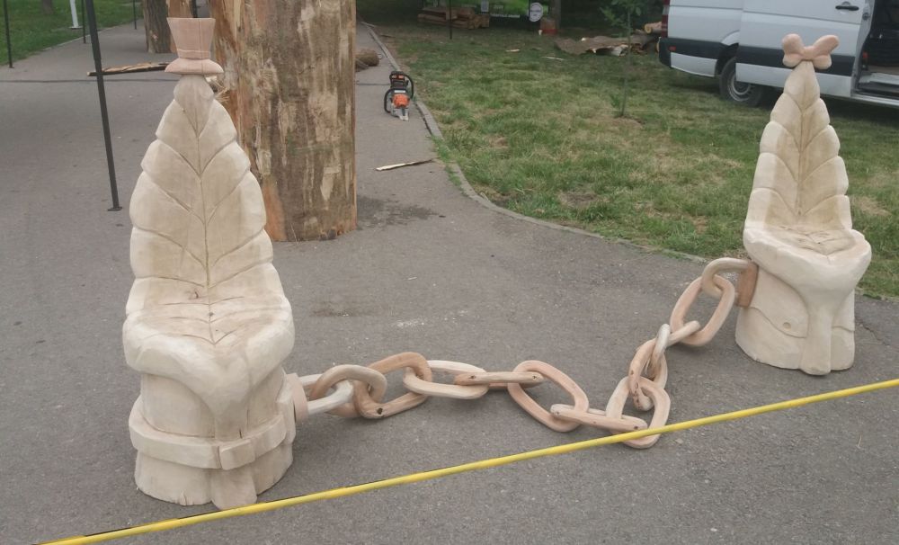 Inspiraţie venită în timpul pandemiei de COVID 19!  Şase sculptori fac băncuţe din lemn pentru distanţarea socială