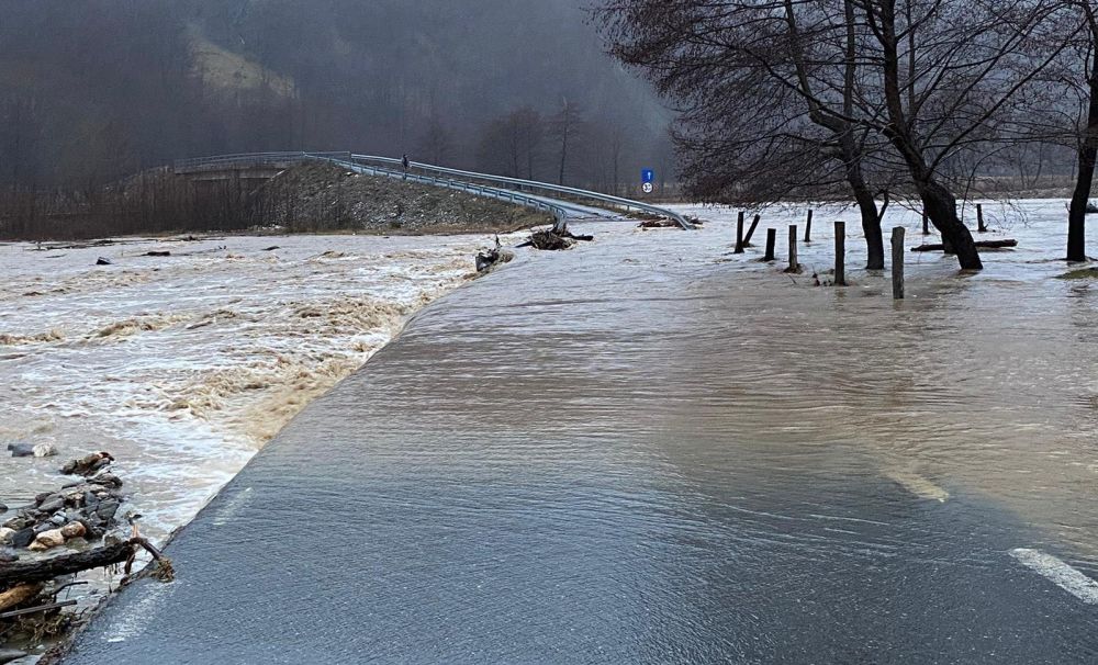 Inundaţii în Vâlcea! Zeci de locuinţe afectate
