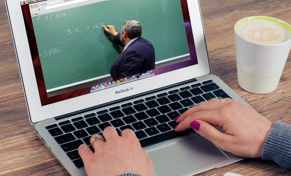 Învăţământul se poate desfăşura online pe perioada stării de urgenţă