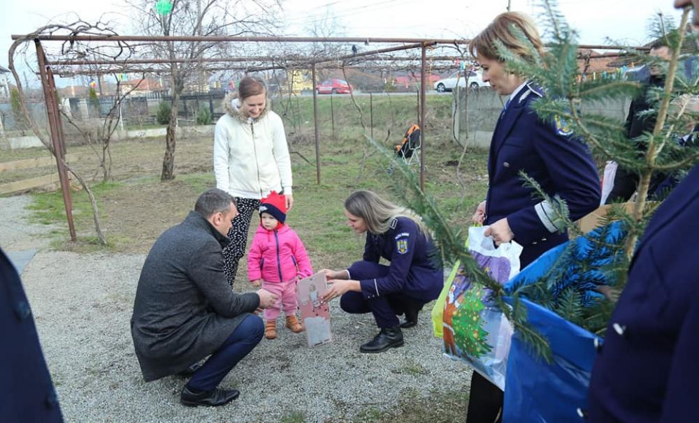 Jandarmii au făcut cadouri unei fetiţe de doi ani pe care tatăl a părăsit-o înainte de a se naşte