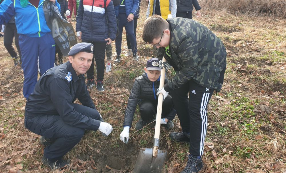 Jandarmii au sădit pomi, în Vâlcea