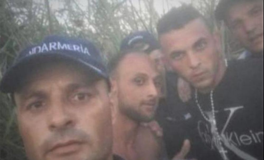 Jandarmii din Olt, cercetaţi după ce au făcut selfie cu evadaţii 