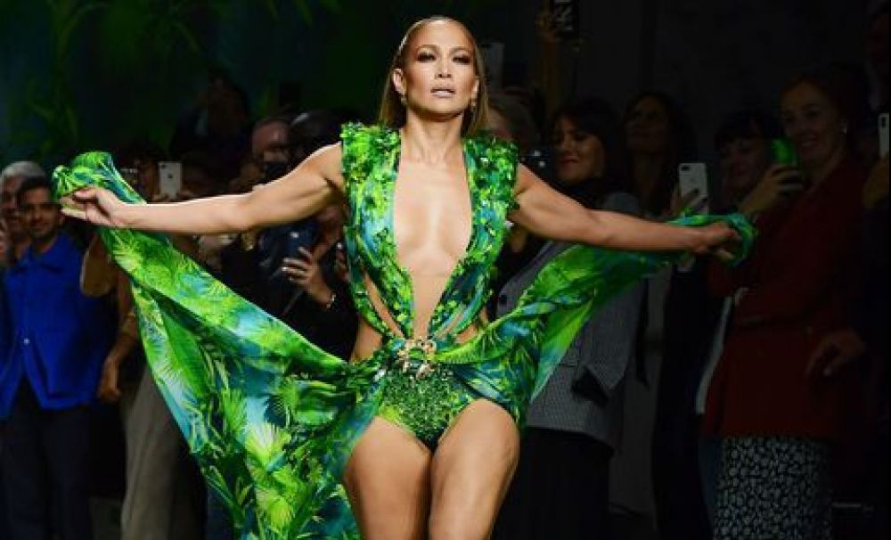 Jennifer Lopez, apariție strălucitoare cu rochia celebră Versace de culoare verde, simbolul Google Images