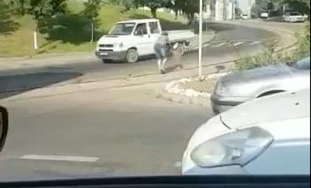 La Craiova se presară pământ de flori pe şine ca să urce tramvaiul la deal!