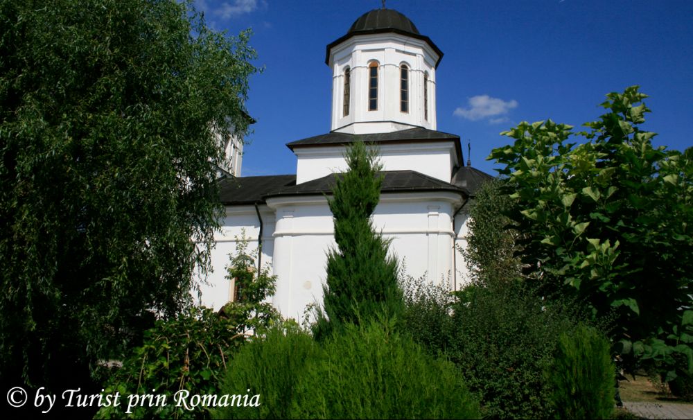 Mănăstirea Nucet - parte din fortificația de apărare a Cetății de Scaun.