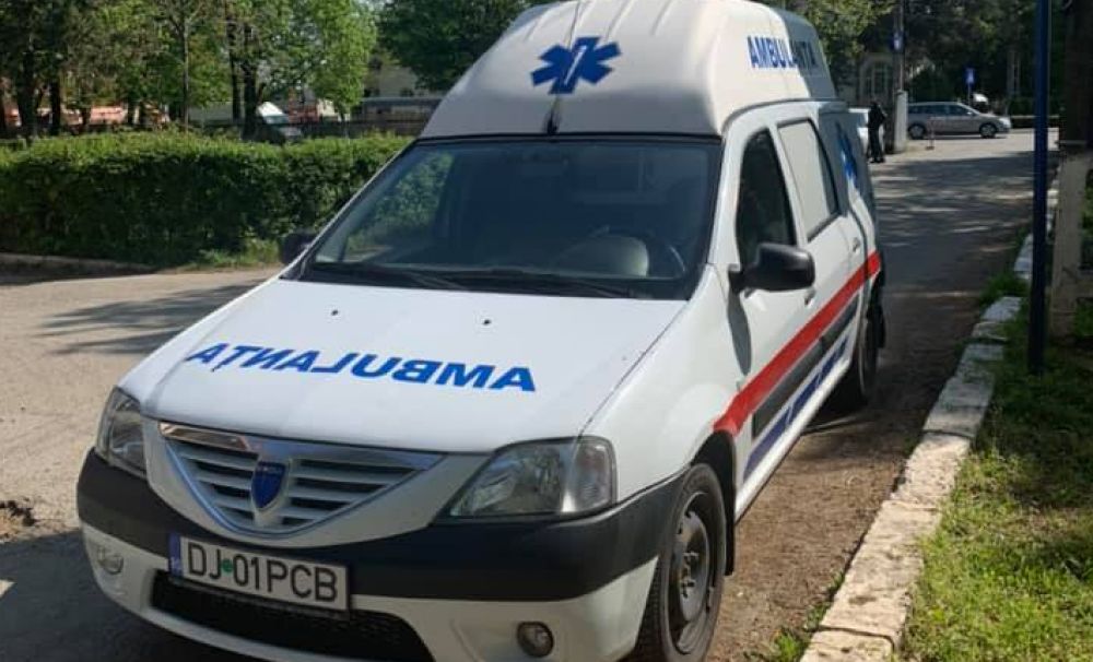 Maşina primăriei...transformată în ambulanţă într-o localitate din Dolj