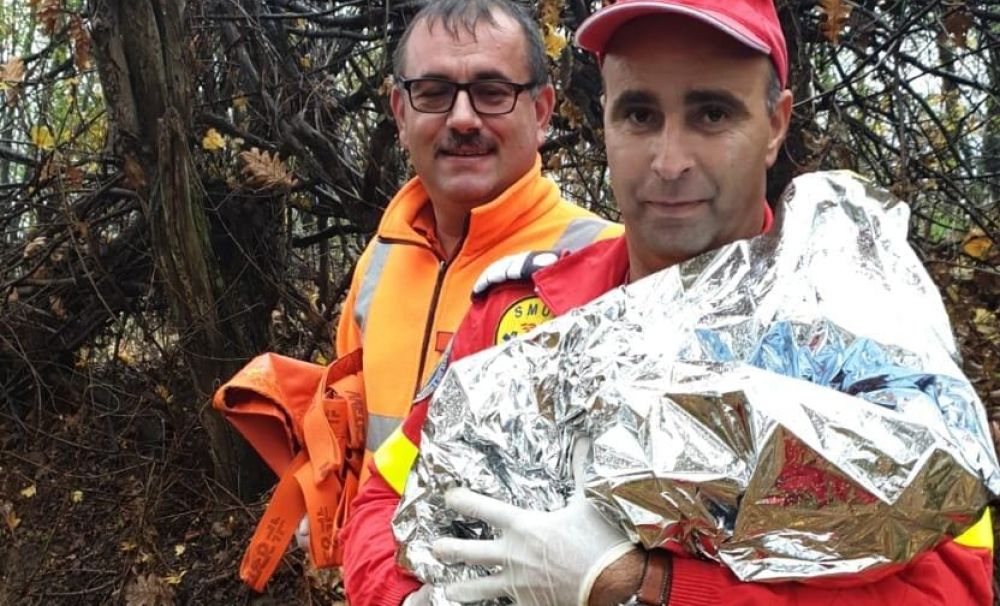Medicii din Vâlcea au mers pe jos 1,5 kilometri pentru a ajunge la o tânără care a născut acasă