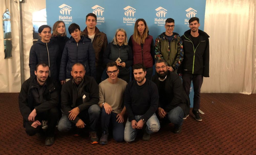 Membrii Fundaţiiei pentru SMURD, voluntari pe şantierul de la Vaideeni! Au constuit case pentru sinistraţi