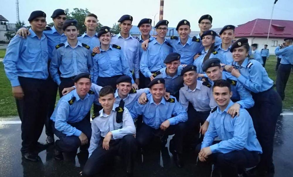 Mesajul absolvenţilor de la Colegiu Militar pentru profesori : Ne-aţi devenit părinţi!