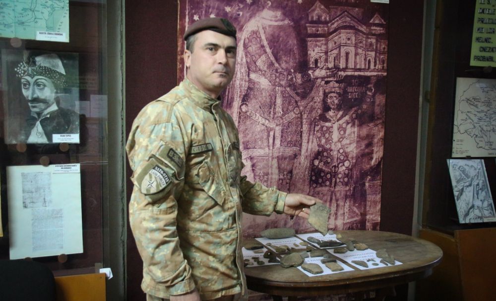 Militarul pasionat de istorie!  Un angajat de la o unitate militară din Caracal face căutări cu detectorul de metale pe terenurile unităţii 