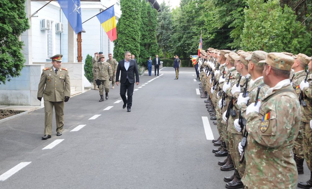 Ministrul Apărării, vizită surpriză la sediul Brigăzii Multinaţionale de la Craiova