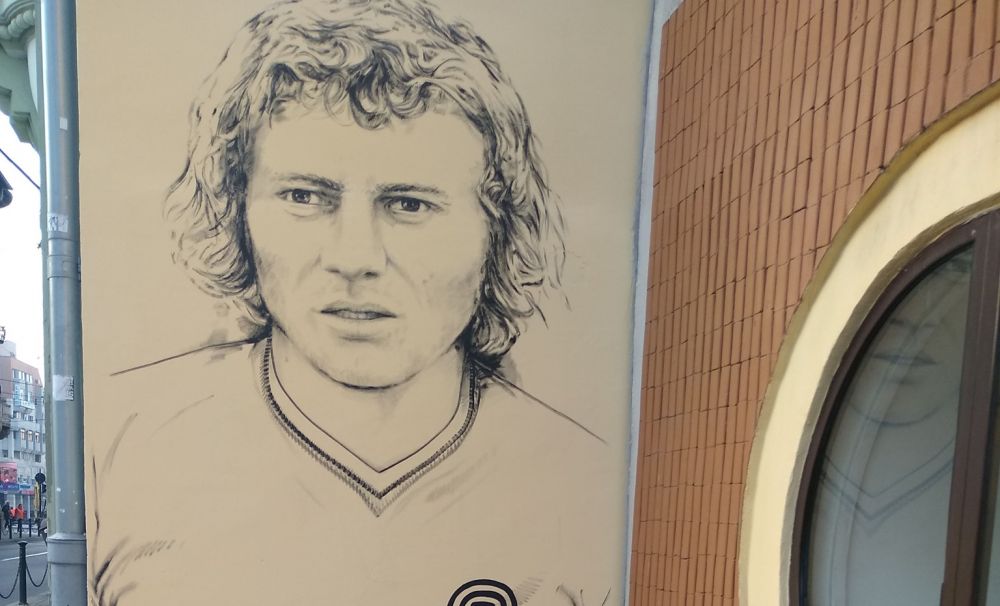 Minunea blondă, Ilie Balaci, pe un zid din centrul Craiovei