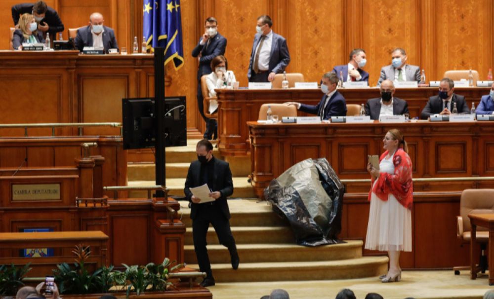 Moțiunea PSD a fost respinsă. Șoșoacă și AUR, spectacol de circ în regia lui Ciolacu și Grindeanu