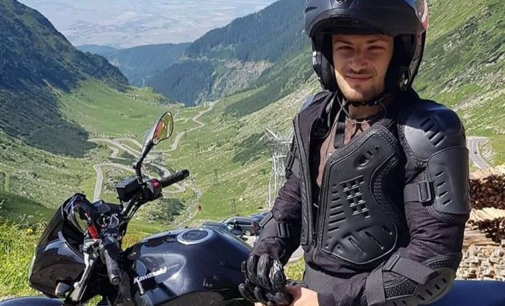 Motociclistul rănit grav, după ce a împărţit copiilor cadouri, şi-a revenit
