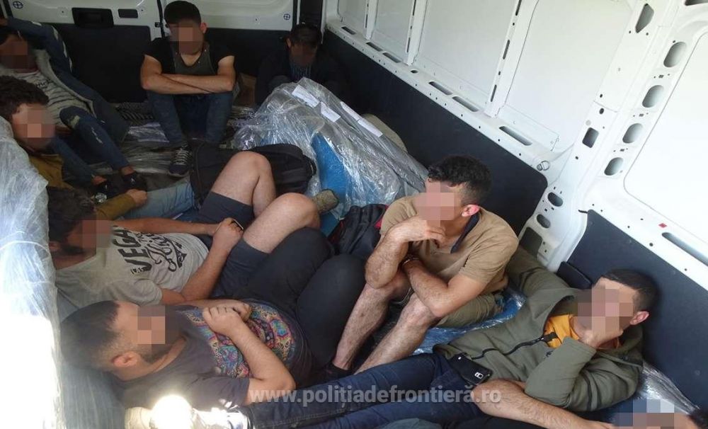 Nouă irakieni ascunși într-un microbuz, printre echipamente pentru scufundări, depistaţi la P.T.F. Calafat