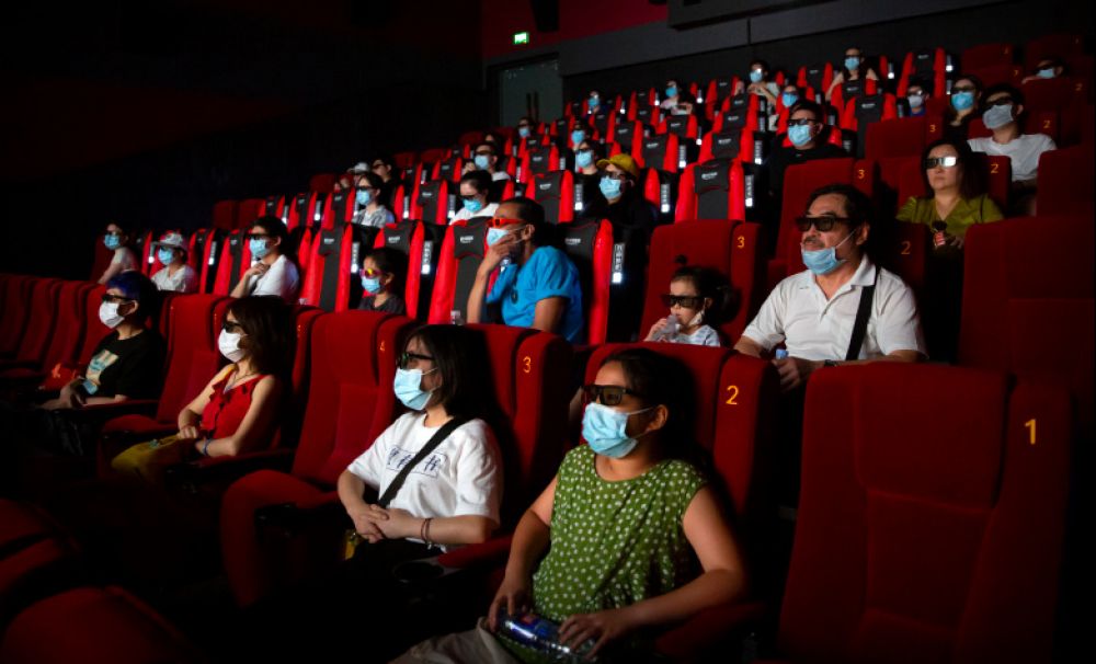 Nu se închid restaurantele, teatrele și cinematografele. Noi reguli pe care trebuie să le aplice