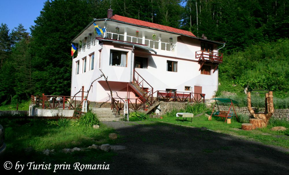 O cabană cu tradiție, într-o zonă de vis: Cabana Cerbu, Valea Minișului