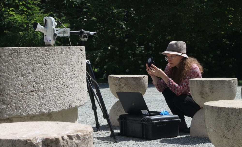 O echipă de cercetători la operele lui Brâncuşi