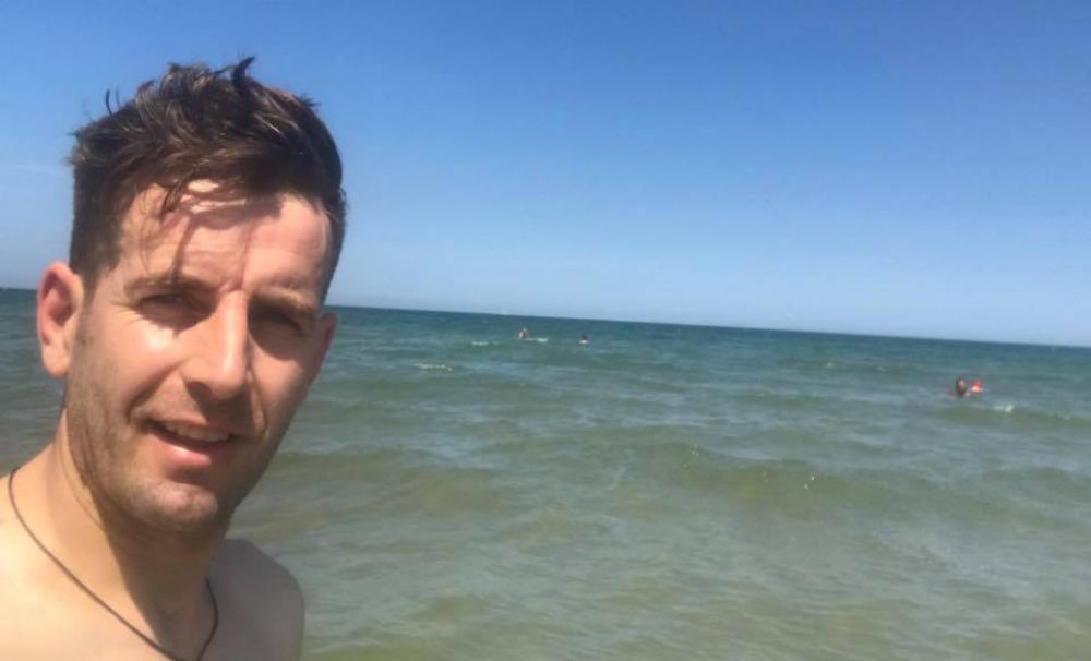 O întreagă comunitate strânge bani pentru a ajuta o familie să-şi aducă acasă copilul mort în Italia!  „Oare nimeni, n-a observat tristețea acestui om?”