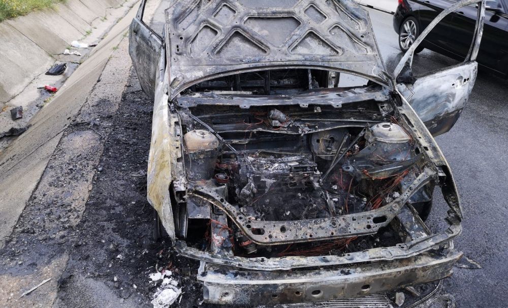 O maşină s-a făcut scrum pe DE 574, în apropiere de Slatina