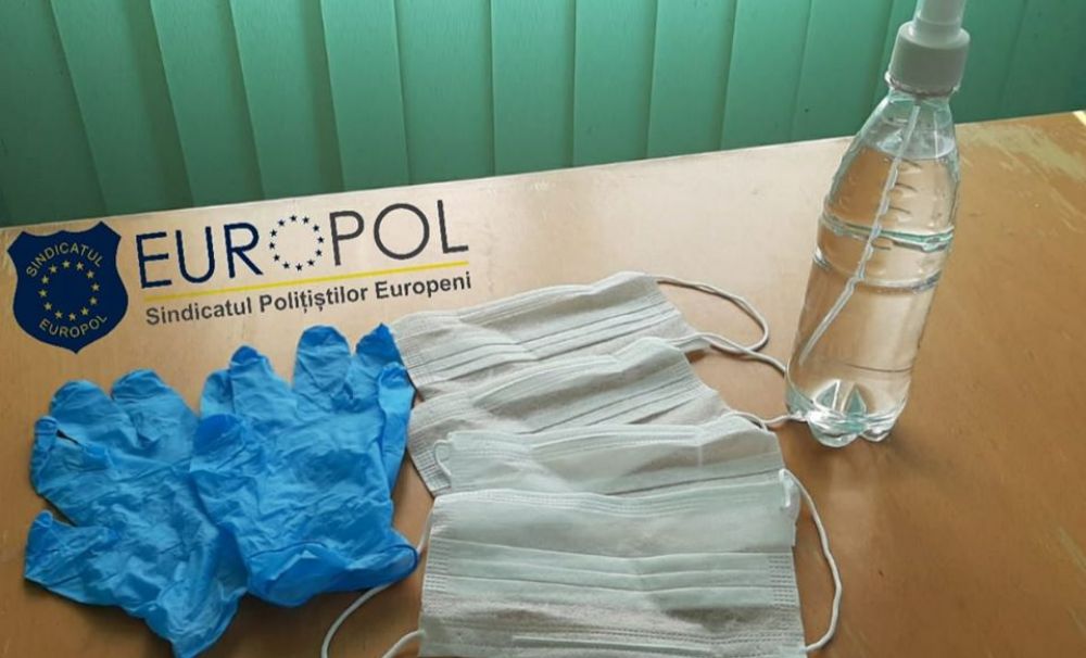 O pereche de mănuşi de unică folosinţă la... patru poliţişti