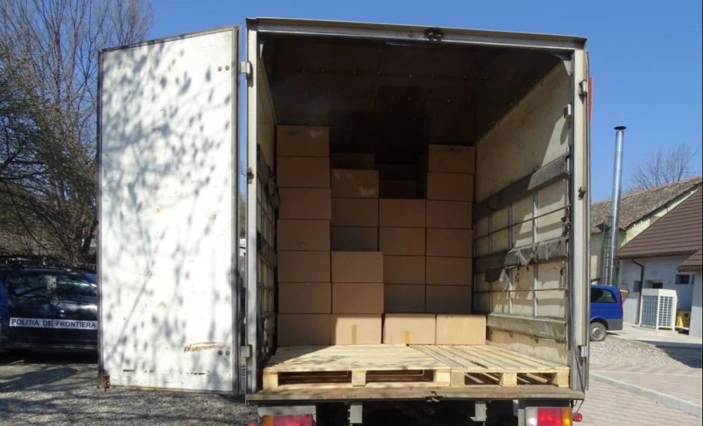 Ofiţer de poliţie, reţinut pentru  complicitate la contrabandă cu ţigări