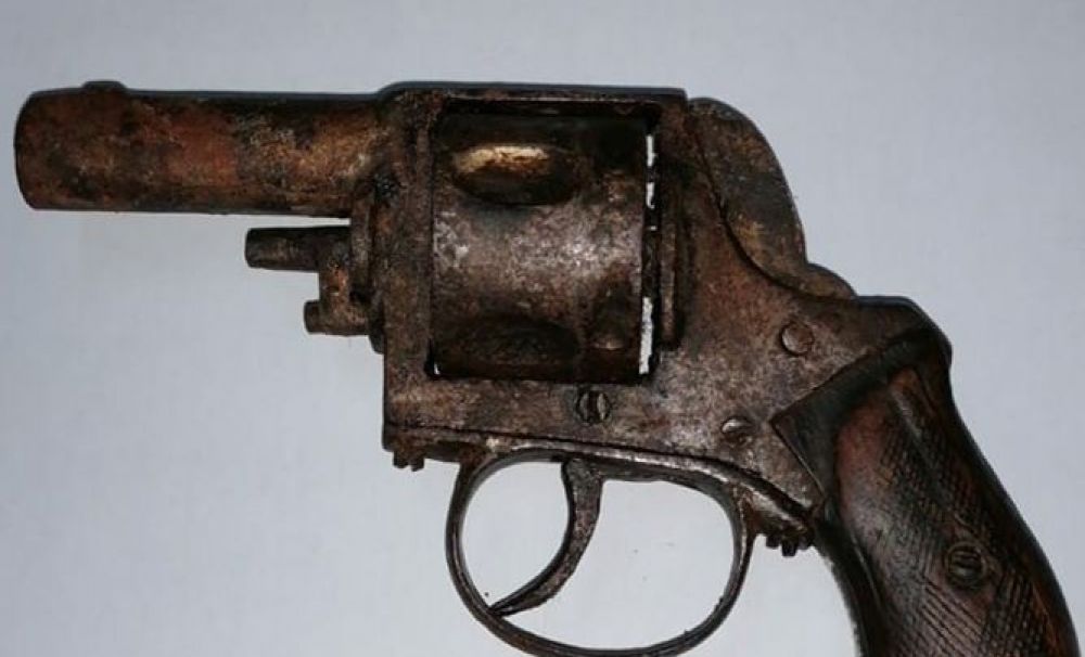 Olt/S-a ales cu dosar penal pentru că a încercat să vândă un pistol muzeu