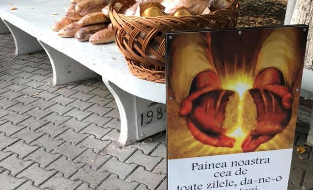 Pâine gratuită pentru nevoiaşi,  la o biserică din Slatina