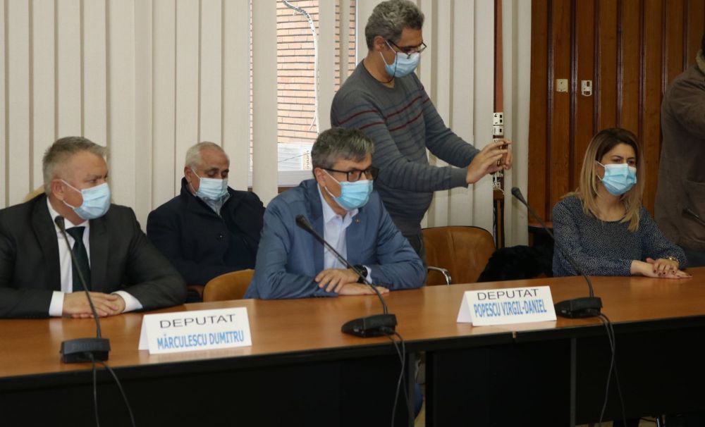 Parlamentarii aleşi în judeţul Mehedinți au primit astăzi certificatele doveditoare ale alegerii în funcţiile de senatori şi deputaţi