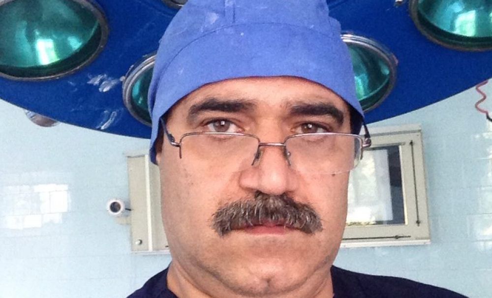 Pasionat de fotbal şi medicină! Operează în timp ce cântă imnul Universităţii Craiova