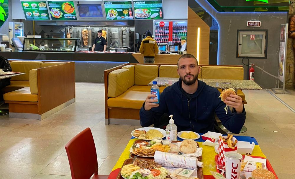 Patronul lanțului de fast-food SPARTAN suspendă activitatea restaurantelor în mall-uri