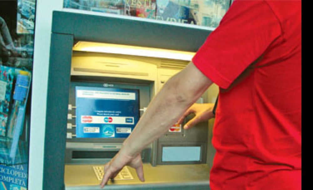 Percheziţii în Craiova la membrii unei reţele care clona carduri în Mexic 