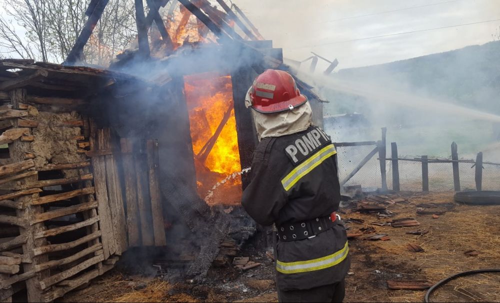 Peste 130 de misiuni ale pompierilor mehedințeni în minivacanța de Paște