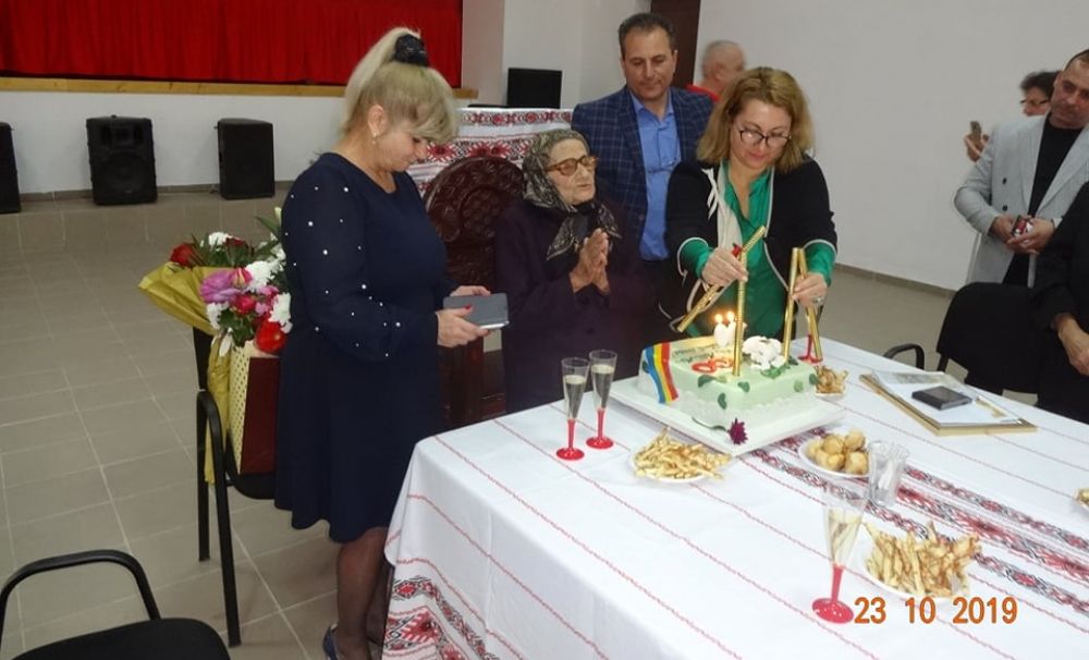 Petrecere mare în comuna Dobrosloveni din Olt!  Zeci de localnici au sărbătorit o bătrânică care a împlinit 100 de ani