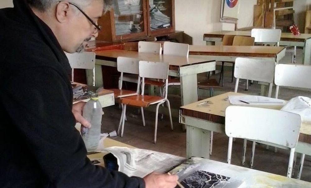 Picturi inedite! Un artist din Olt creează lucrări unice cu piese electronice