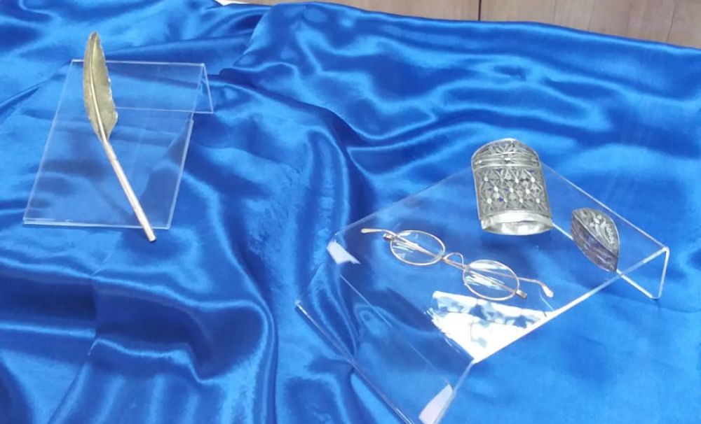 Piesele lunii ianuarie!  Pană de scris - Ochelari - Toc pentru Ochelari