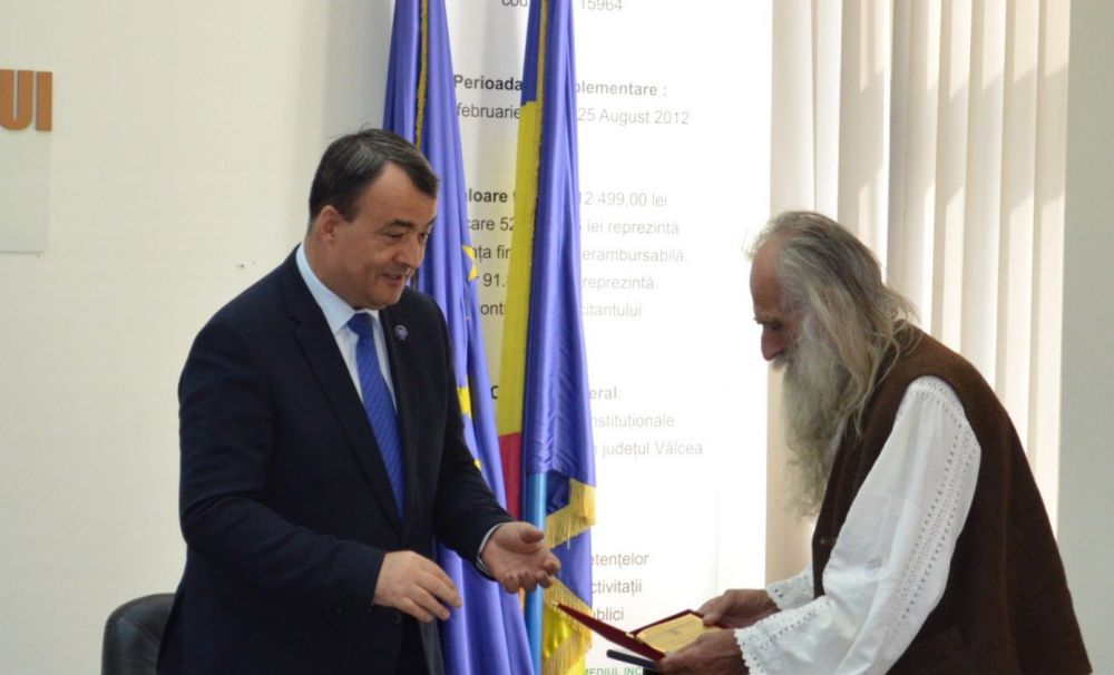 Plachetă de excelenţă pentru maestrul opincar Alexandru Ilinca din partea prefectului de Vâlcea