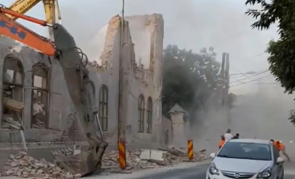 Poliția nu a intervenit la demolarea clădirii fostului Liceu Sanitar din Craiova. Amendă de 100.000 lei pentru demolare ilegală